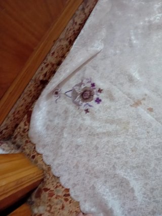 Mantel religioso bordado blanco y morado