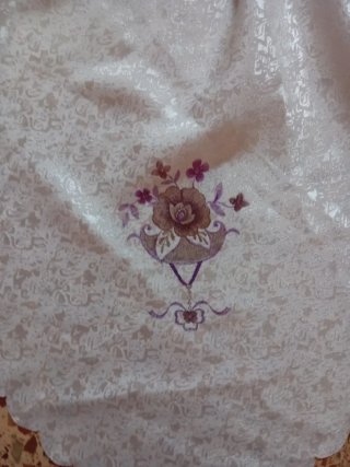 Mantel religioso bordado blanco y morado