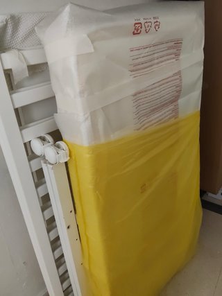 Cuna blanca con ruedas y colchón