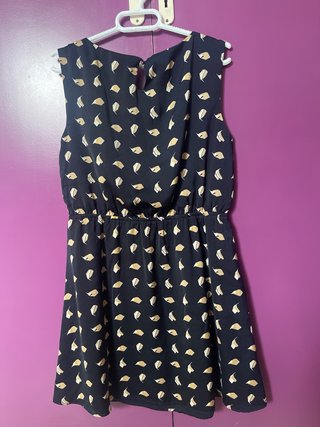 Vestido negro con estampado beige