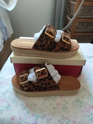 Sandalias leopardo y esparto
