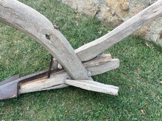 Arado antiguo madera y metal con reja