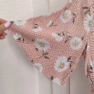 Blusa rosa floral con nudo – estilo romántico