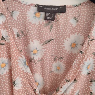 Blusa rosa floral con nudo – estilo romántico