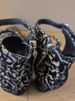 Zapatos de tacón negros y dorados