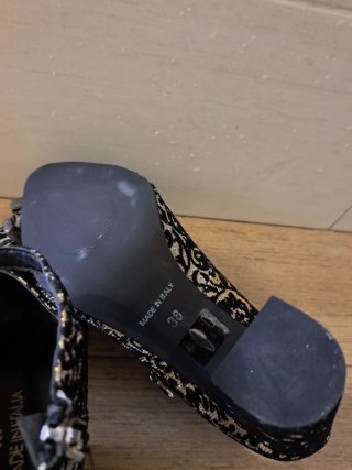 Zapatos de tacón negros y dorados