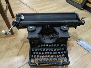 Máquina de escribir Hispano Olivetti M40