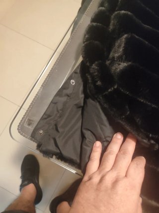 Abrigo de mujer negro con capucha
