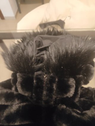 Abrigo de mujer negro con capucha