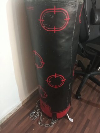 Saco de boxeo negro con dianas rojas