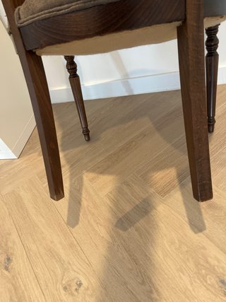 Silla de madera y tela marrón