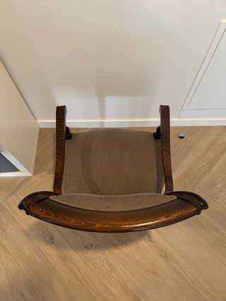 Silla de madera y tela marrón