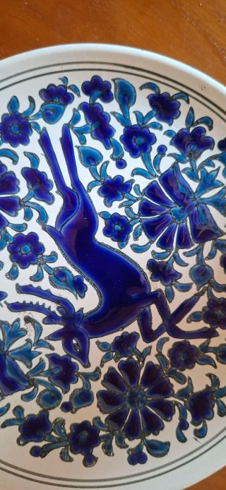 Piatto ceramica decorato cervo blu