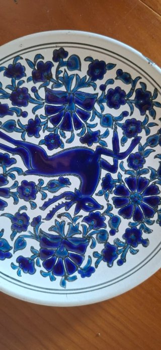 Piatto ceramica decorato cervo blu