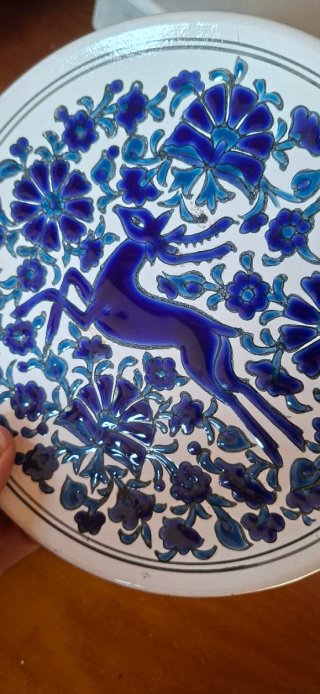 Piatto ceramica decorato cervo blu