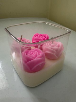Vela em forma de rosa vermelha