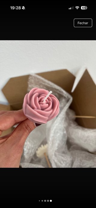 Vela em forma de rosa vermelha