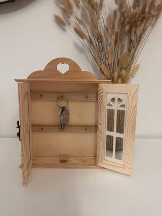Caja de llaves de madera con corazón