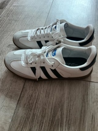 Zapatillas Adidas Blancas y Negras