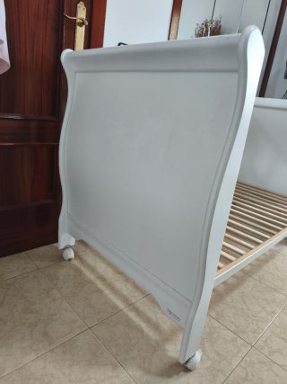 Cuna de bebé blanca estilo clásico con ruedas