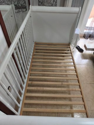 Cuna de bebé blanca estilo clásico con ruedas