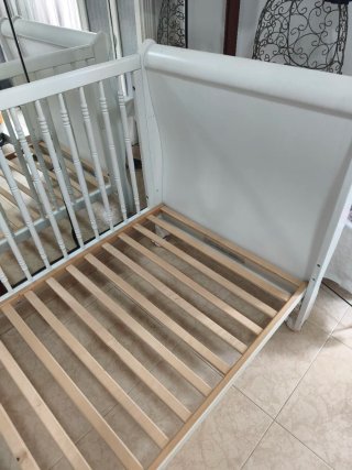 Cuna de bebé blanca estilo clásico con ruedas