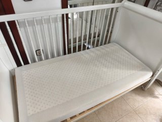 Cuna de bebé blanca estilo clásico con ruedas