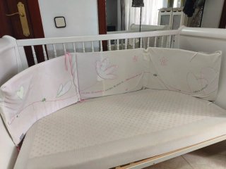 Cuna de bebé blanca estilo clásico con ruedas