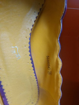 Zapatos de salón morados con lazo