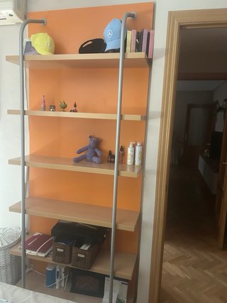 Estantería de madera y metal