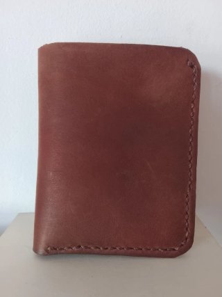 Cartera de cuero marrón hecha a mano
