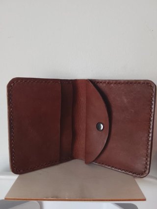 Cartera de cuero marrón hecha a mano
