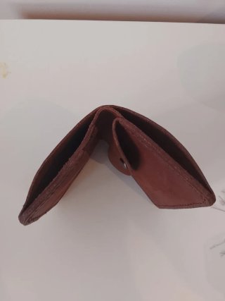 Cartera de cuero marrón hecha a mano