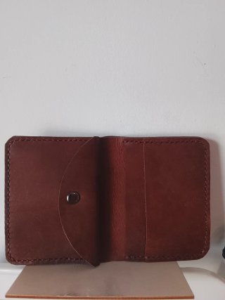 Cartera de cuero marrón hecha a mano