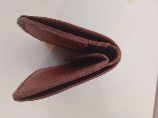 Cartera de cuero marrón hecha a mano