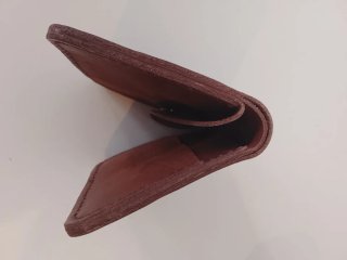 Cartera de cuero marrón hecha a mano