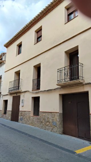 Casa de pueblo grande, con 336 metros en Alcublas