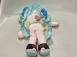 Muñeca de trapo azul