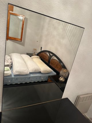 Specchio elegante in legno e vetro per camera da letto