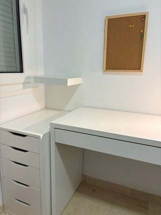 Litera blanca con sofá y escritorio