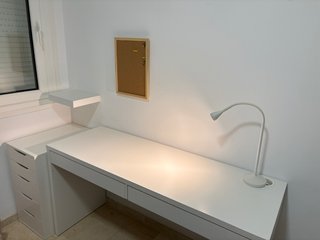 Litera blanca con sofá y escritorio