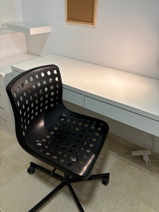 Litera blanca con sofá y escritorio