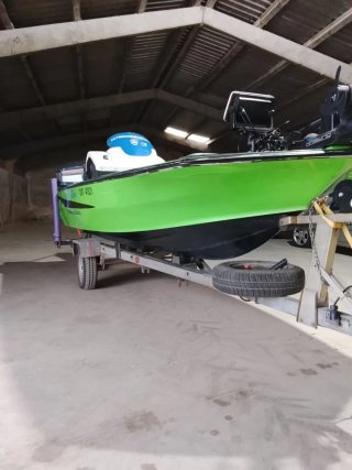 Barca de pesca verde con remolque