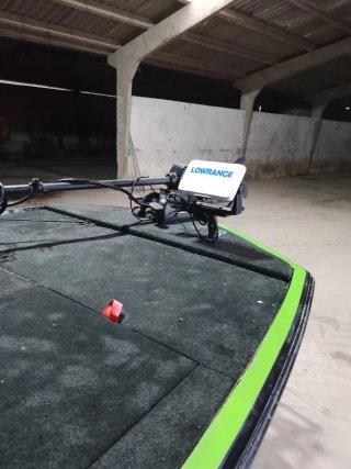 Barca de pesca verde con remolque