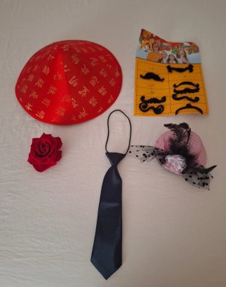 Disfraces: Sombrero Rojo, Bigotes, Corbata y Tocad