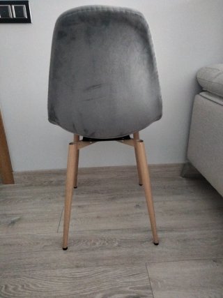 Silla de terciopelo gris con patas de madera