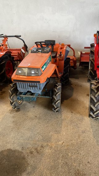 Mini tractor naranja kubota con rotovator