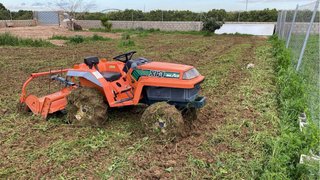 Mini tractor naranja kubota con rotovator