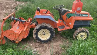 Mini tractor naranja kubota con rotovator