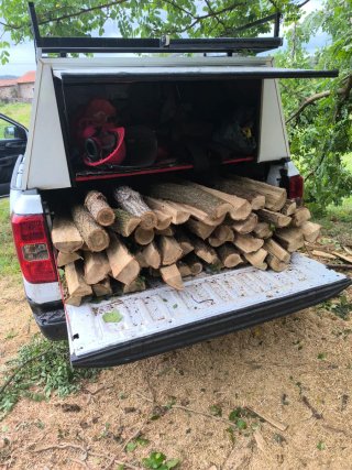 Estacas de acacia hechas a motosierra